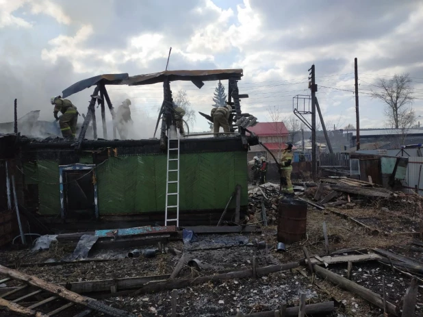 Пожар в частном доме случился в Барнауле