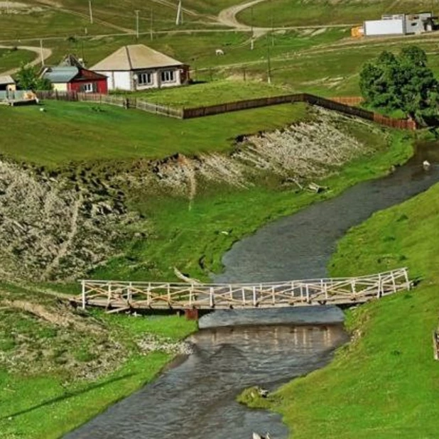 Пешеходный мост в Улагане.