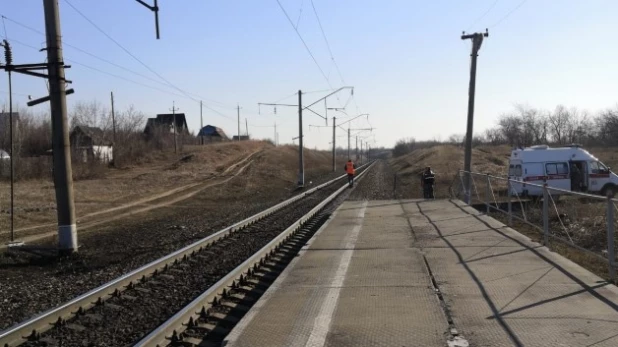 Поезд сбил женщину на путях.