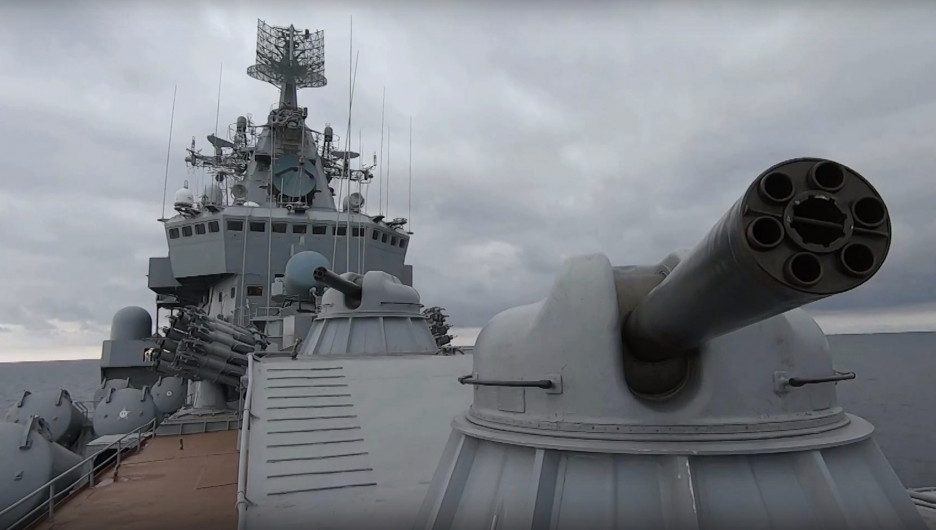 Артиллерийские стрельбы ракетного крейсера «Москва» в Черном море.