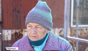 Пенсионерка в Барнауле, у которой нет дома, но есть земля с недостроем.