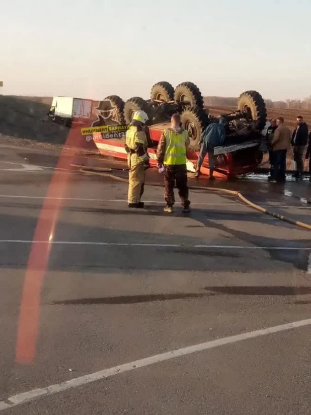 Пожарная машина попала в ДТП на Алтае.