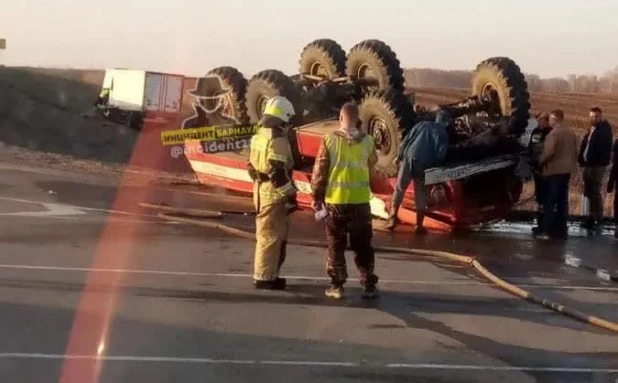 Пожарная машина попала в ДТП на Алтае.