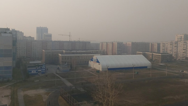 Дымка над Барнаулом утром 18 апреля 2022.