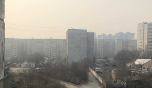 Дымка над Барнаулом утром 18 апреля 2022.