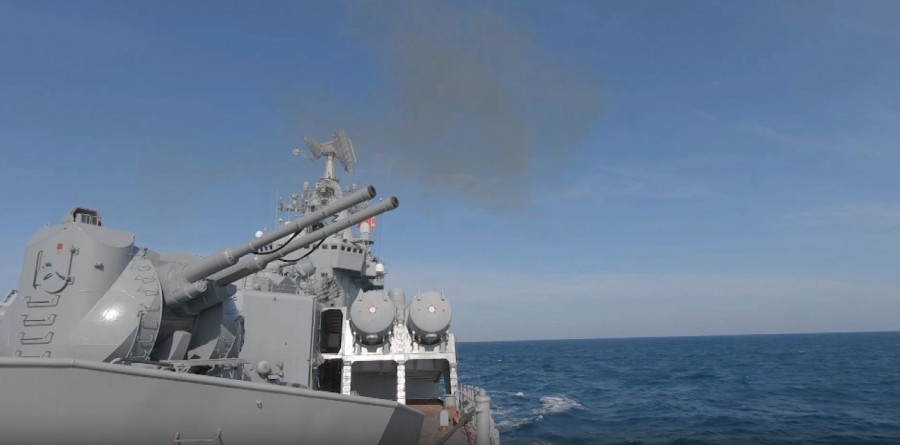 Артиллерийские стрельбы ракетного крейсера «Москва» в Черном море.
