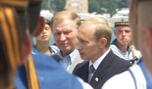 Путин с президентом Украины Леонидом Кучмой на борту «Москвы» (июль-2001).