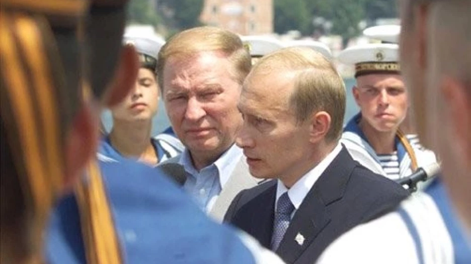 Путин с президентом Украины Леонидом Кучмой на борту «Москвы» (июль-2001).