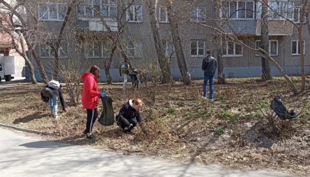 В Барнауле наводят порядок в зеленых зонах.