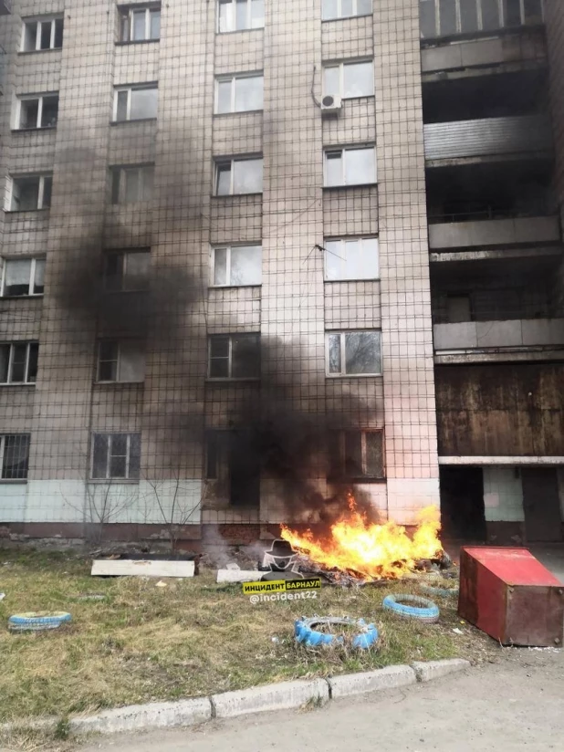 В Барнауле сожгли мебель под окнами жилого дома.