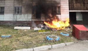 В Барнауле сожгли мебель под окнами жилого дома.