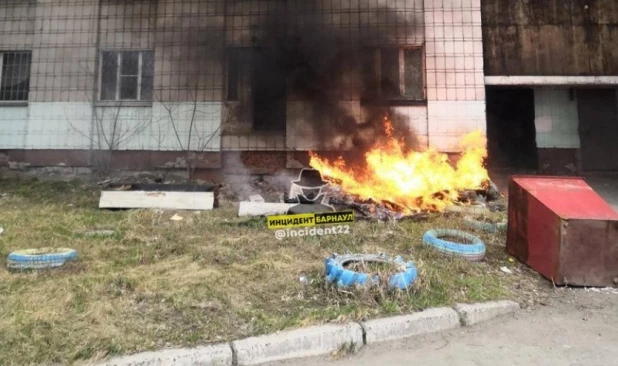 В Барнауле сожгли мебель под окнами жилого дома.