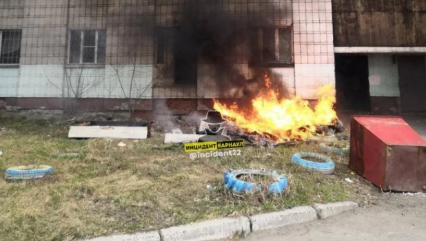 В Барнауле сожгли мебель под окнами жилого дома.