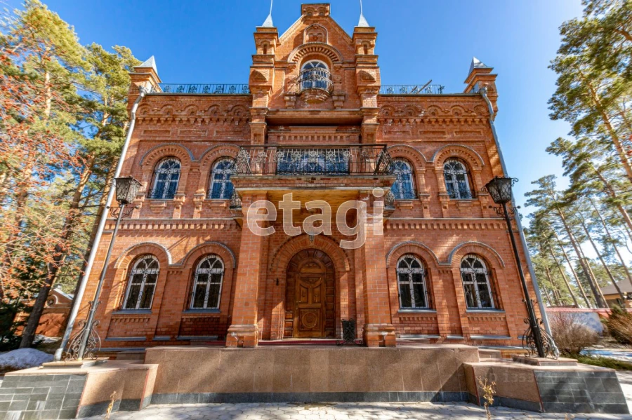 В нагорной части Барнаула продается большой особняк, похожий на английский замок.