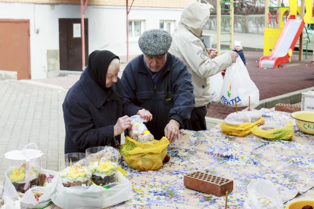 Освящение куличей в Барнауле.