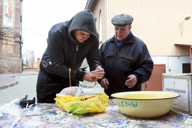 Освящение куличей в Барнауле.