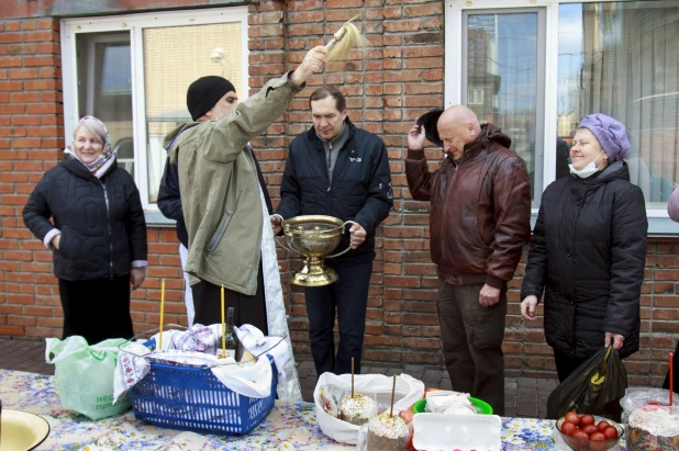 Освящение куличей в Барнауле.