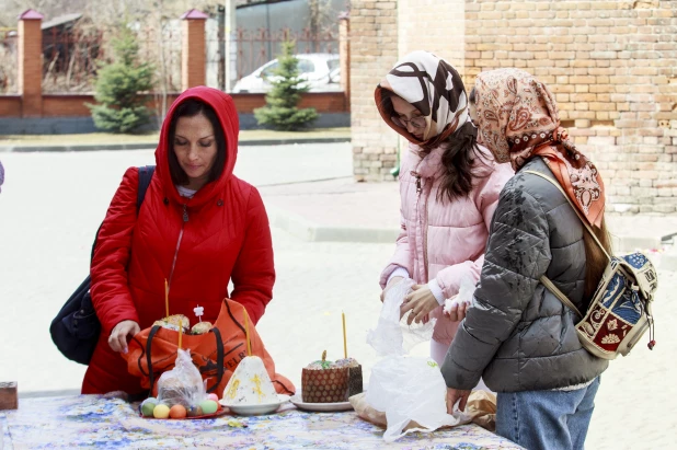 Освящение куличей в Барнауле.