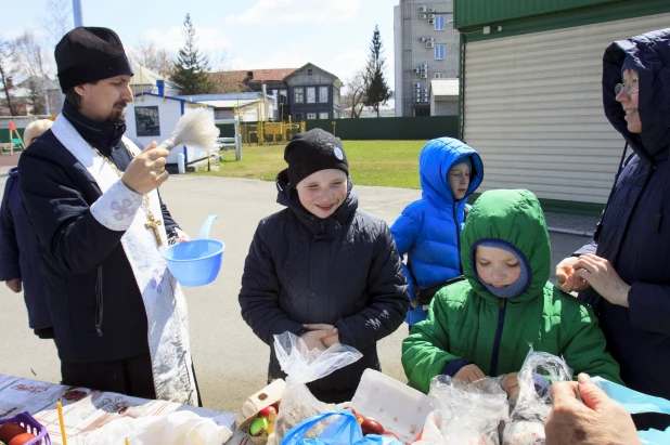 Освящение куличей в Барнауле.