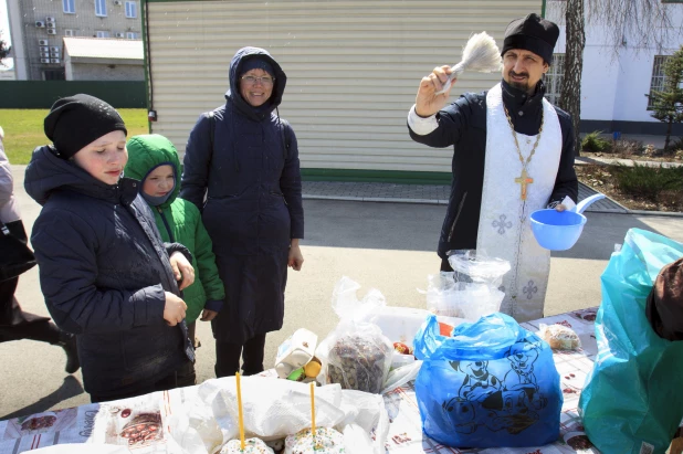 Освящение куличей в Барнауле.