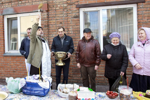 Освящение куличей в Барнауле.