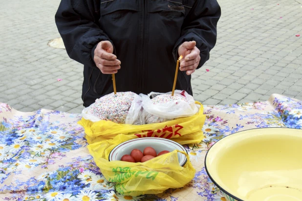 Освящение куличей в Барнауле.