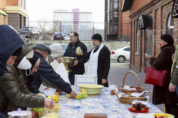 Освящение куличей в Барнауле.