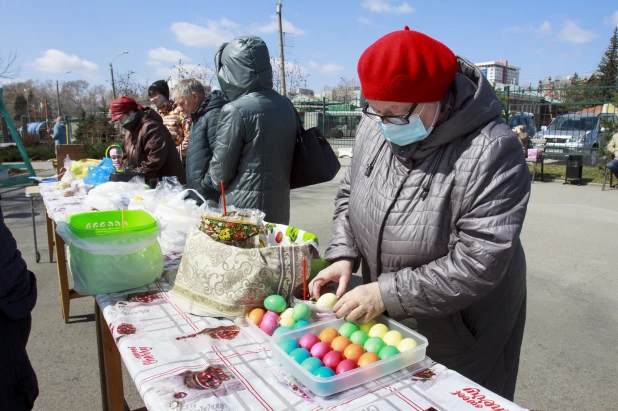 Освящение куличей в Барнауле.