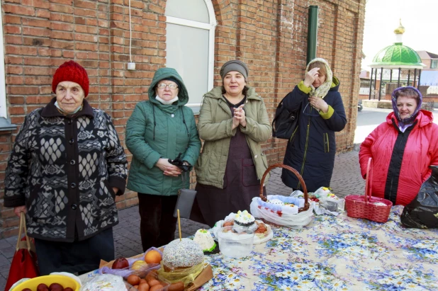 Освящение куличей в Барнауле.