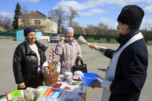 Освящение куличей в Барнауле.