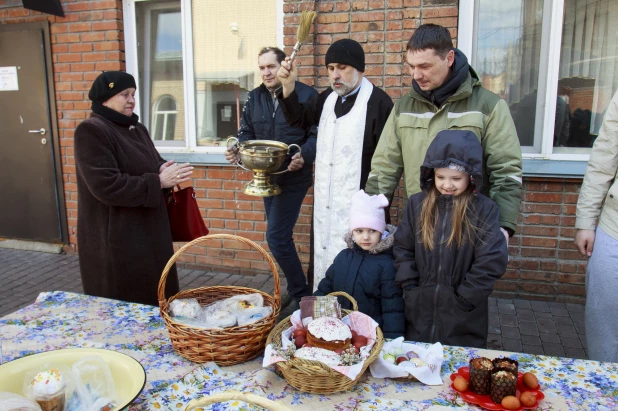 Освящение куличей в Барнауле.