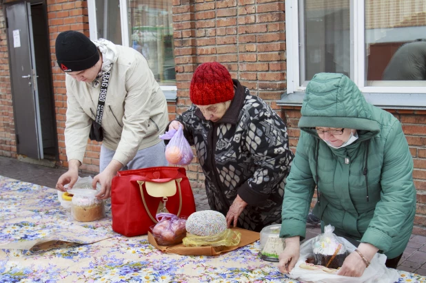 Освящение куличей в Барнауле.