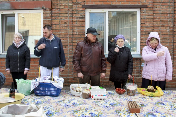 Освящение куличей в Барнауле.