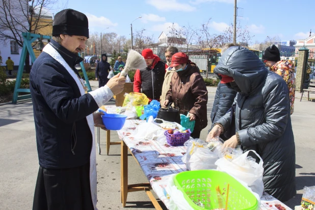 Освящение куличей в Барнауле.