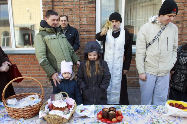 Освящение куличей в Барнауле.