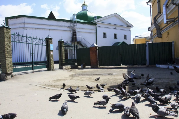 Освящение куличей в Барнауле.