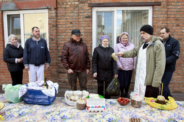 Освящение куличей в Барнауле.