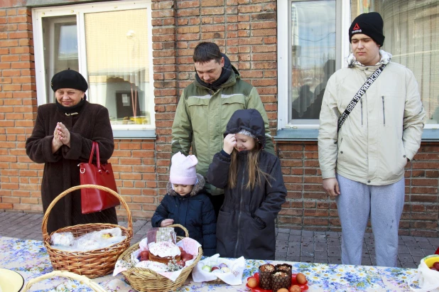 Освящение куличей в Барнауле.