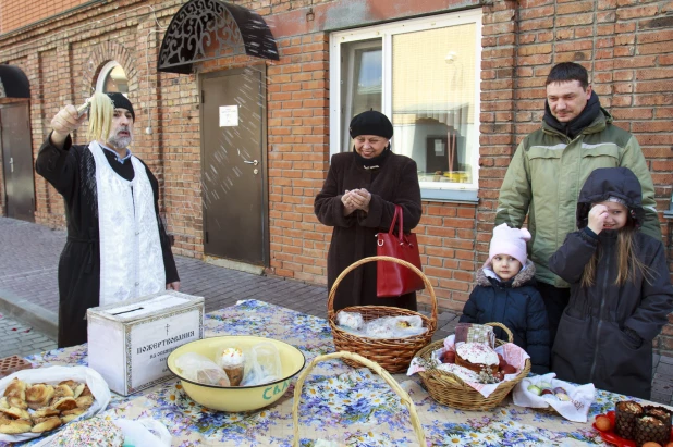 Освящение куличей в Барнауле.