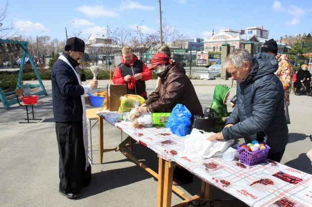 Освящение куличей в Барнауле.