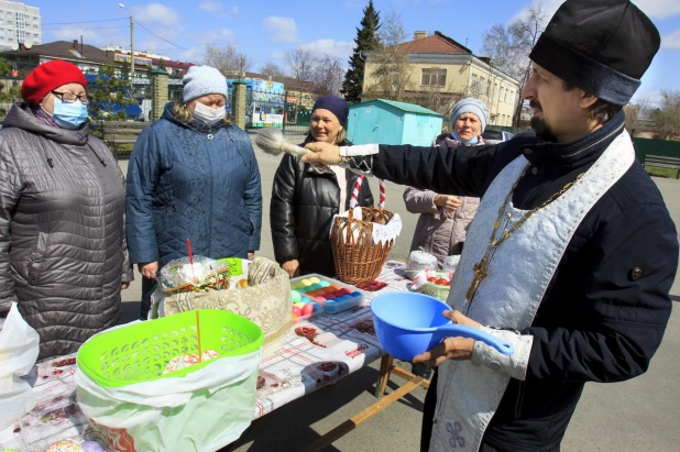 Освящение куличей в Барнауле.