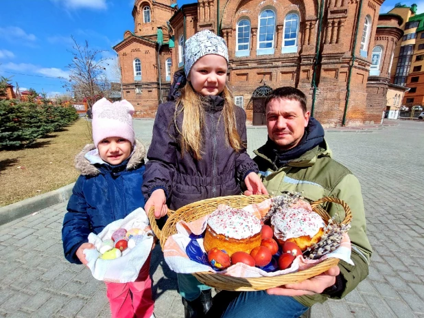 Освящение куличей в Барнауле.