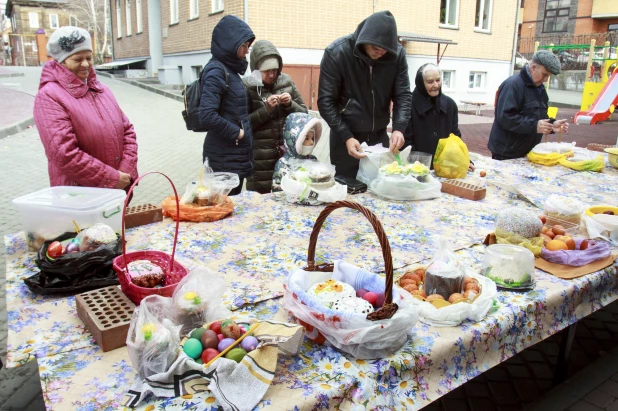 Освящение куличей в Барнауле.