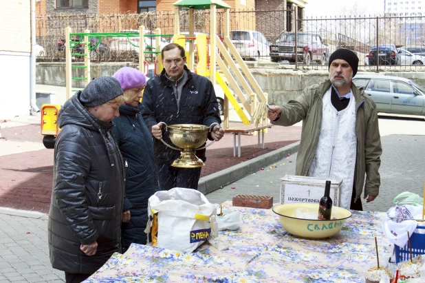 Освящение куличей в Барнауле.