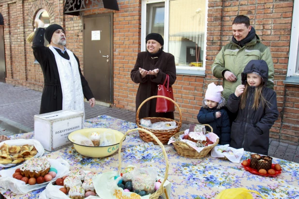 Освящение куличей в Барнауле.