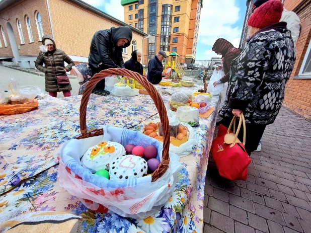 Освящение куличей в Барнауле.