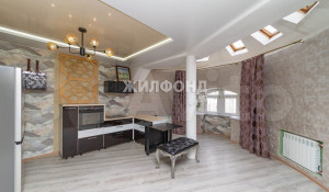 В Барнауле на пр. Социалистический, 54 за 7 млн рублей продается трехкомнатная квартира с эксклюзивными интерьерами.