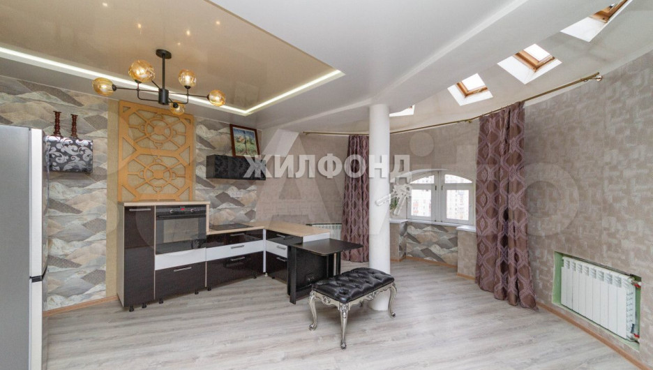 В Барнауле на пр. Социалистический, 54 за 7 млн рублей продается трехкомнатная квартира с эксклюзивными интерьерами.