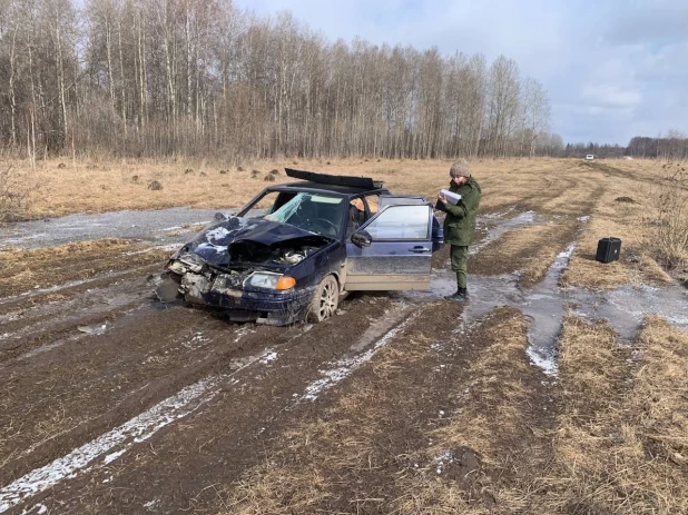 Пьяный полицейский сбил двух девушек в Томской области.