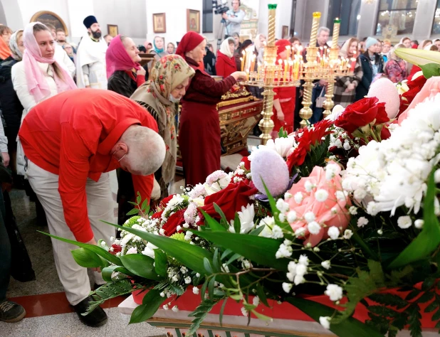 Пасхальная служба в Александро-Невском соборе в Барнауле. 24 апреля 2022 года.